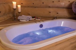 Blaues Licht im Whirlpool für die richtige Entspannung.
