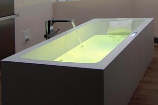 Gelbes Licht im Whirlpool, vitalisiert und erfrischt