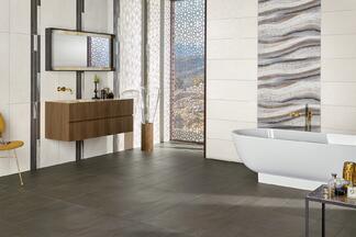 Badezimmer mit Highlights aus marmorierten Fliesen