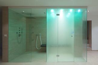 Dampfdusche mit Lichteffekt in grün