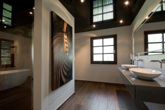 Badezimmer mit Lackspanndecke