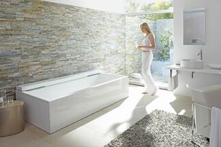 Wanne vor Natursteinwand