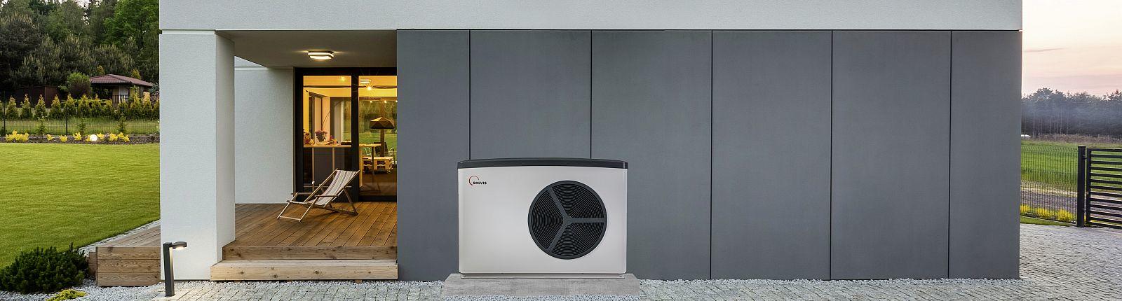 Waermepumpe Solvis Lea vor Haus