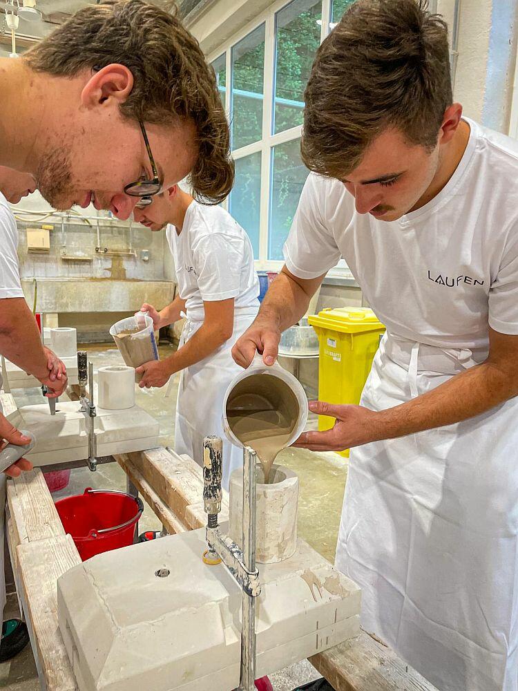 2 Azubis beim Hersteller LAUFEN 