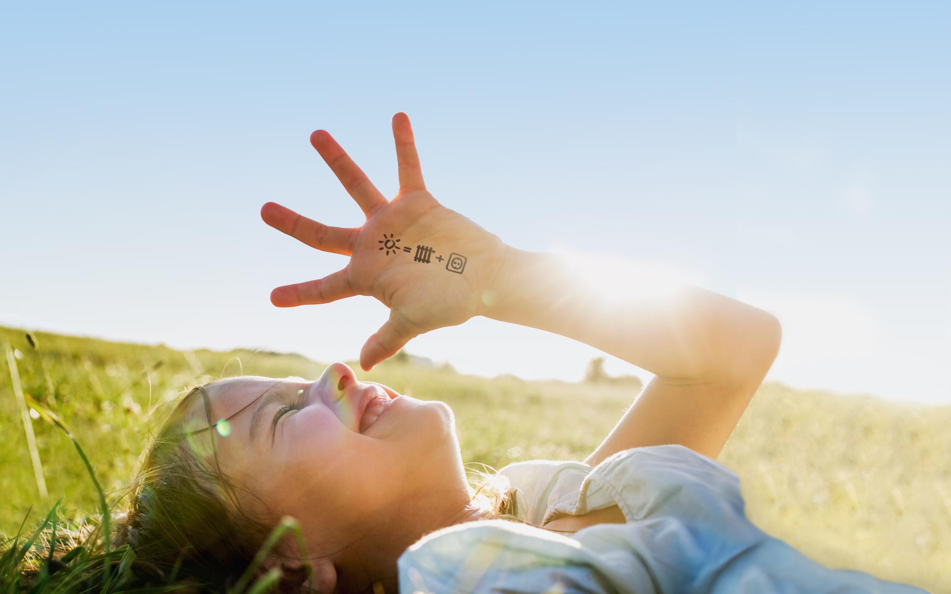 Kind vor blauem Himmel