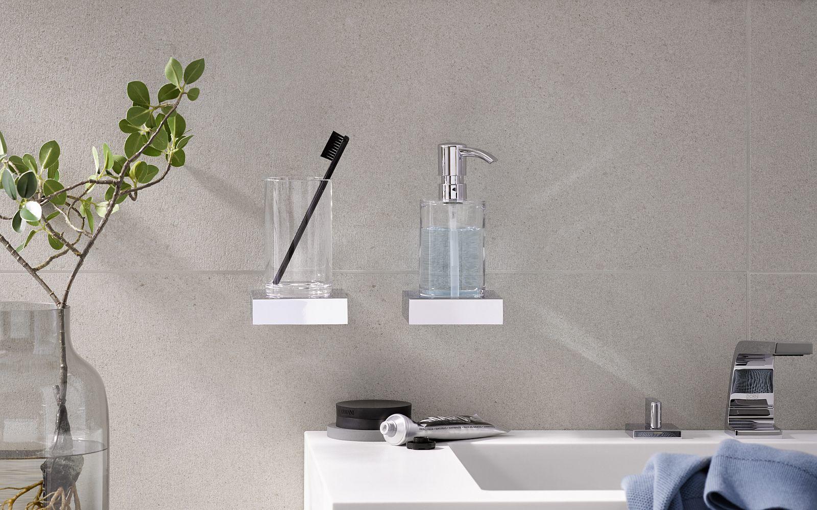 Mundspülglas und Flüssigseifenspender der Serie liaison von Emco