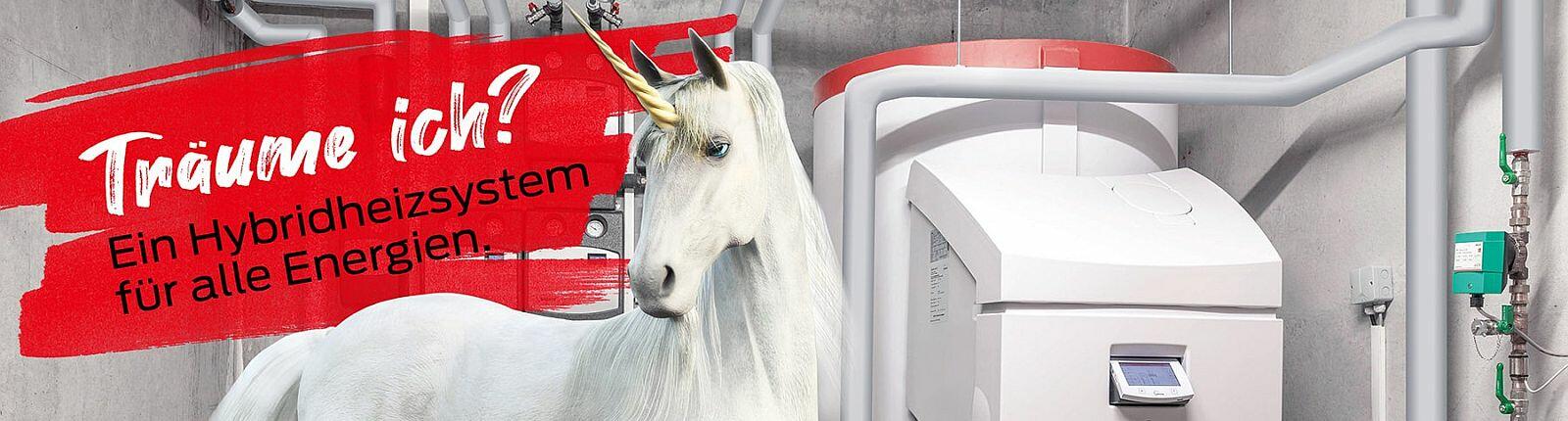 Ein weißes Einhorn steht neben einer Heizanlage SolvisMax von SOLVIS in einem Heizungskeller. In einem roten Banner steht 'TRÄUME ICH? EIN HYBRIDHEIZSYSTEM FÜR ALLE ENERGIEN'