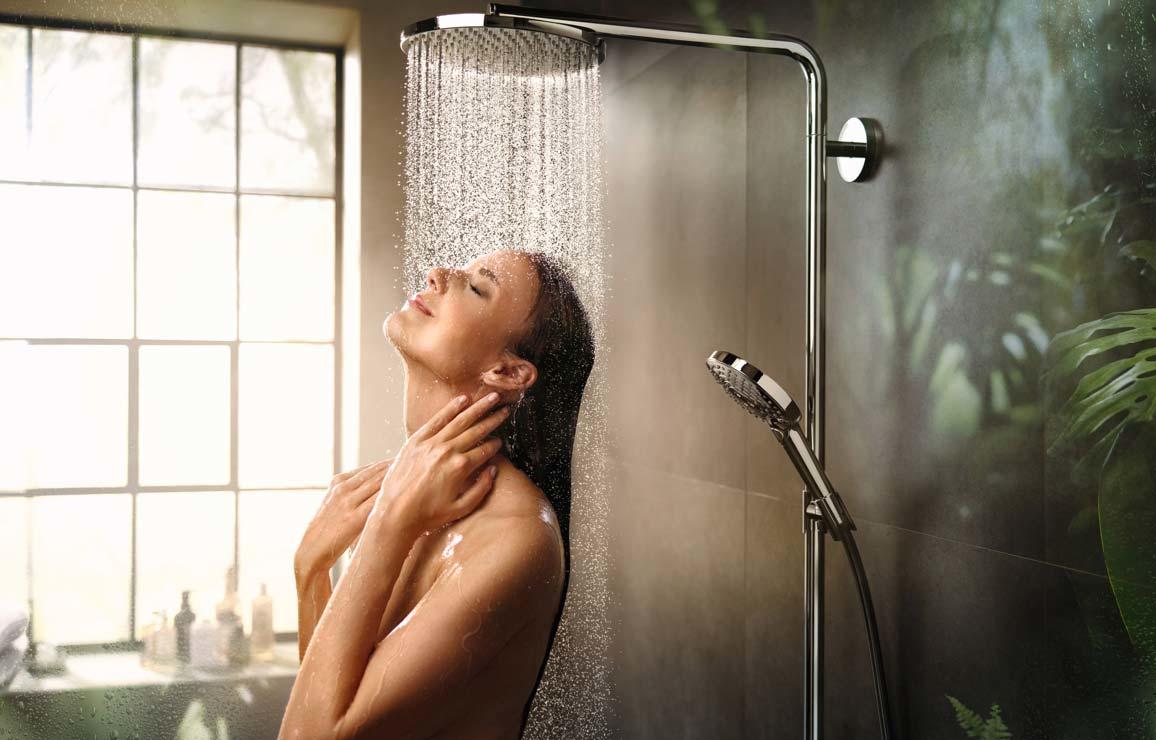 Frau unter Dusche von Hansgrohe