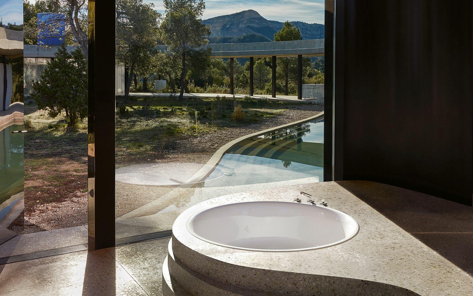 BettePond in edler Steintreppe vor Naturkulisse